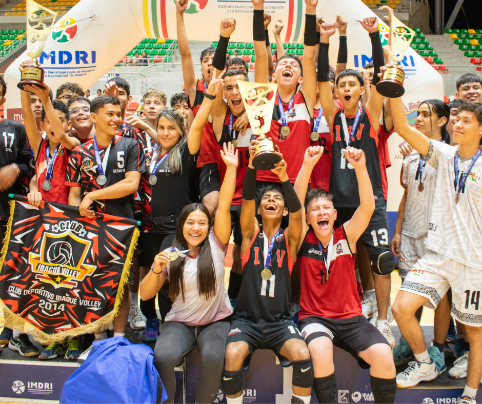 Team Pollos e Invictus, los campeones del interclubes de voleibol