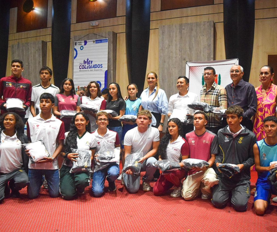 Gobernadora entregó indumentaria para la Final Nacional de Intercolegiados