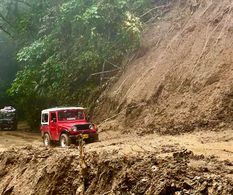 Inspección de vías rurales y cultivos afectados por fuertes lluvias